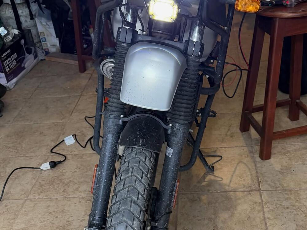 Royal Enfield Himalayan 411 en el taller de Dimsport Chips
